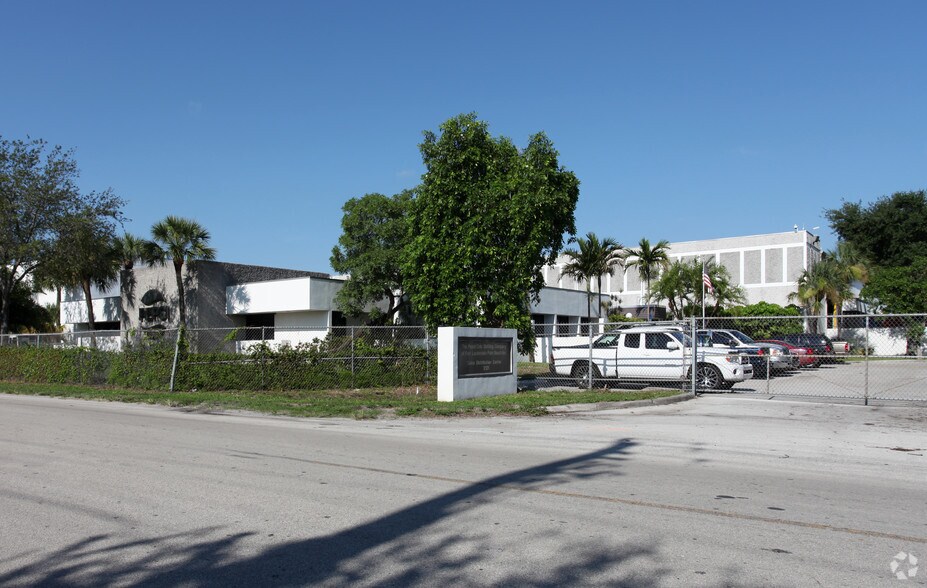 2121 NW 15th Ave, Pompano Beach, FL à louer - Photo du bâtiment - Image 2 de 7