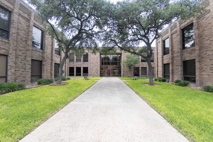 2929 Mossrock Dr, San Antonio, TX for lease - Building Photo - Image 3 of 19