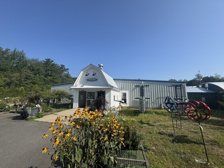 670 Alfred Rd, Arundel, ME à vendre - Photo du bâtiment - Image 2 de 9