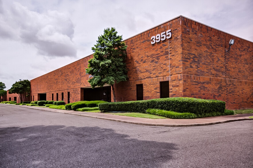 3930 Vantech Dr, Memphis, TN for lease - Building Photo - Image 3 of 14