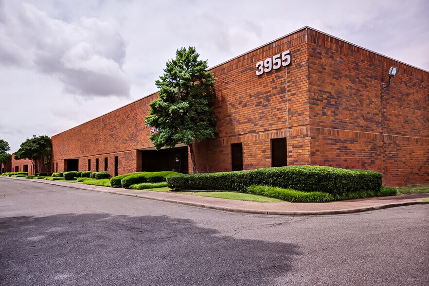 3930 Vantech Dr, Memphis, TN à louer - Photo du bâtiment - Image 3 de 14
