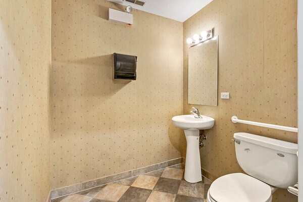 501-565 N Wolf Rd, Wheeling, IL for lease - Interior Photo - Image 2 of 32