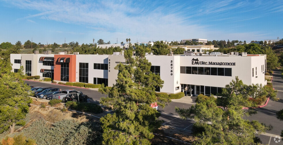 38750 Sky Canyon Dr, Murrieta, CA à louer - Photo du bâtiment - Image 3 de 11