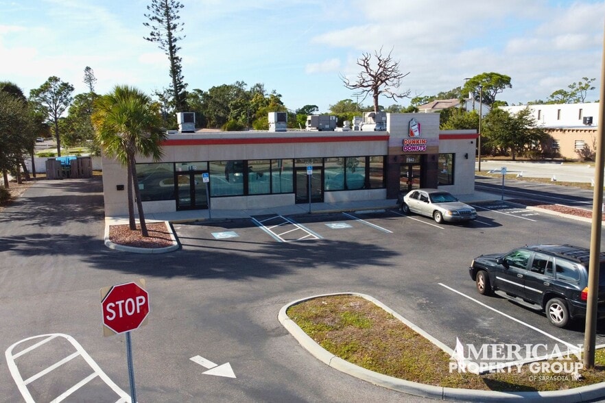 7942 N Tamiami Trl, Sarasota, FL à vendre - Photo du bâtiment - Image 2 de 22