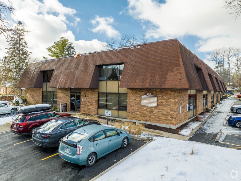 702 N Blackhawk Ave, Madison, WI à louer - Photo du bâtiment - Image 3 de 6