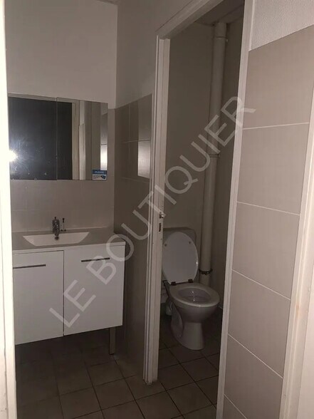 18 Rue Jean-Pierre Timbaud, Paris à vendre - Photo du bâtiment - Image 3 de 6