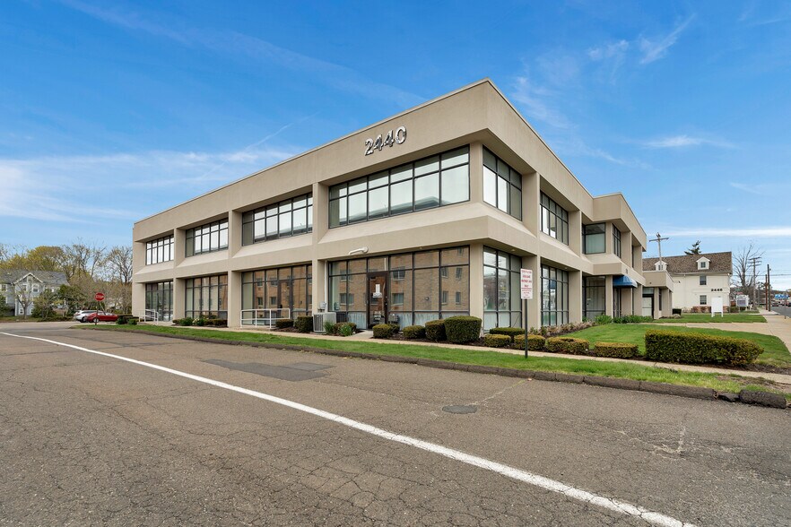 2440 Whitney Ave, Hamden, CT à louer - Photo principale - Image 1 de 5