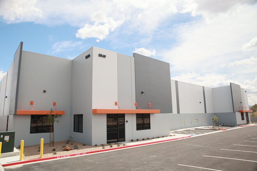 5940 McLeod Dr, Las Vegas, NV à louer - Photo du bâtiment - Image 3 de 6