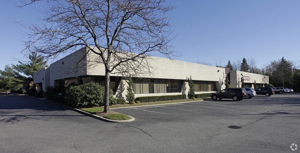 777 Larkfield Rd, Commack, NY à louer - Photo du bâtiment - Image 2 de 6