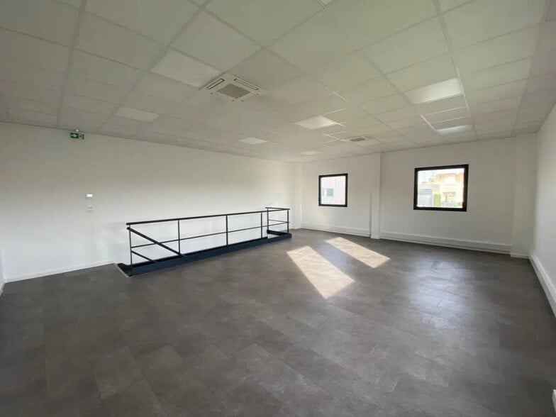 Flex in Saint-Priest for lease - Interior Photo - Image 2 of 9