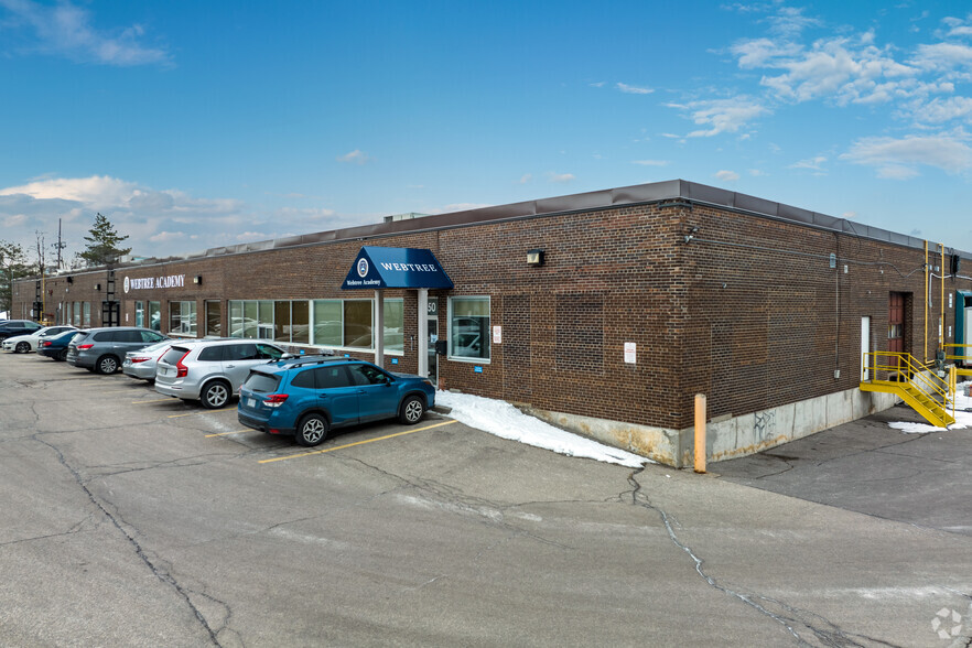 220-250 Lesmill Rd, Toronto, ON à vendre - Photo du bâtiment - Image 2 de 5