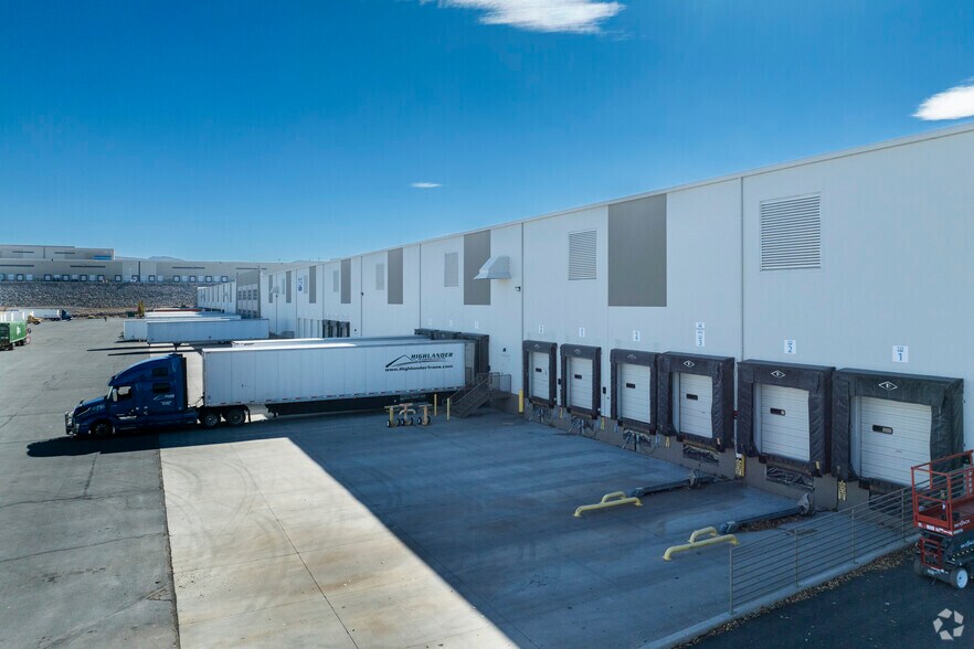 3300 Waltham Way, Mccarran, NV à louer - Photo du bâtiment - Image 2 de 10