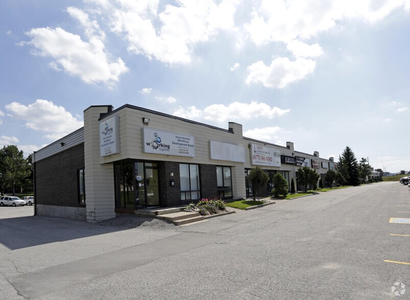 18 Alliance Blvd, Barrie, ON à louer - Photo du bâtiment - Image 3 de 5