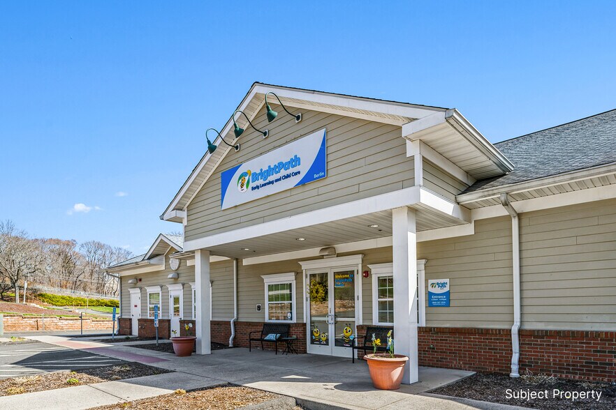 9 High Rd, Berlin, CT à vendre - Photo du bâtiment - Image 2 de 9