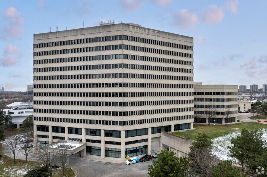 Moatfield Dr portefeuille de 2 propriétés à vendre sur LoopNet.ca - Photo du bâtiment - Image 3 de 3