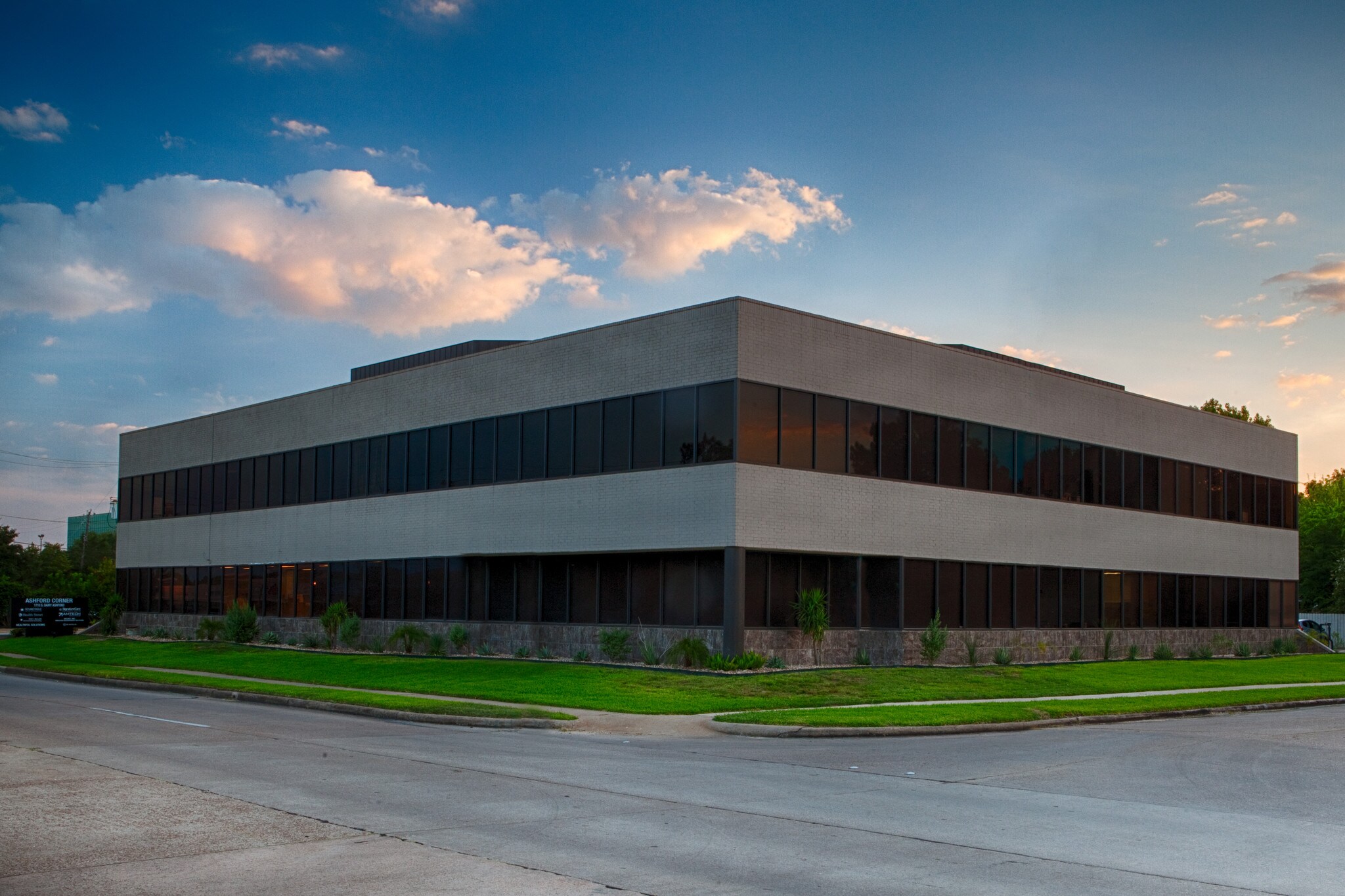 1710 S Dairy Ashford Rd, Houston, TX à louer Photo du bâtiment- Image 1 de 17