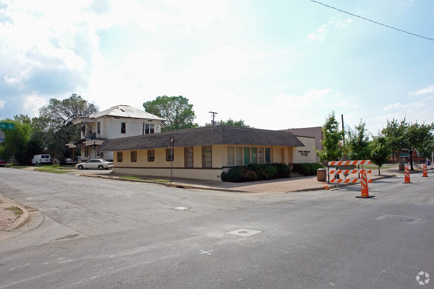 951 W Magnolia Ave, Fort Worth, TX for lease - Primary Photo - Image 1 of 3