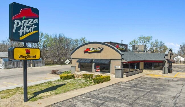 Plus de détails pour 126 W 14th St, Larned, KS - Commerce de détail à vendre