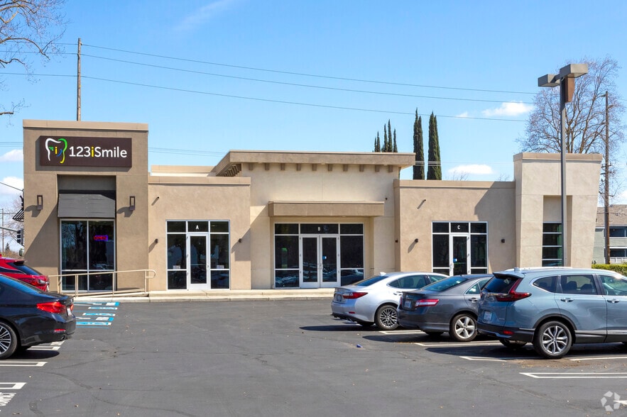 1750 Standiford Ave, Modesto, CA à louer - Photo du bâtiment - Image 2 de 4