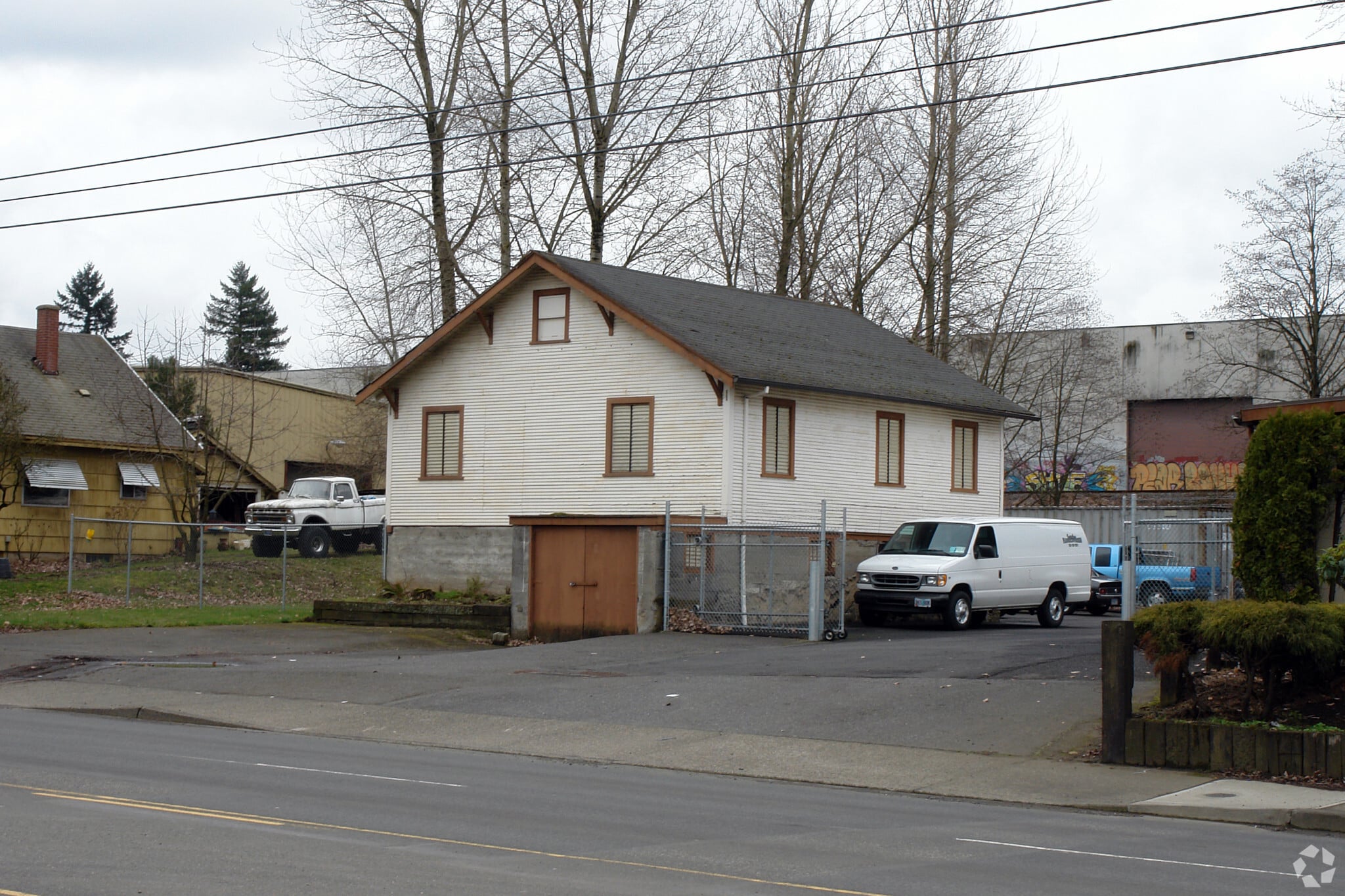 Columbia Blvd. Shop and Yard portfolio of 2 properties for sale on LoopNet.ca Primary Photo- Image 1 of 4