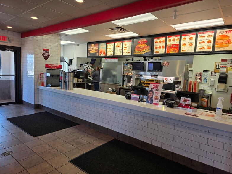 2010 N State St, Belvidere, IL for lease - Building Photo - Image 3 of 6