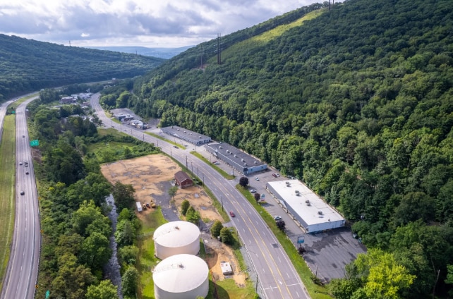 233-239 Northern Blvd portfolio of 2 properties for sale on LoopNet.ca - Building Photo - Image 2 of 4