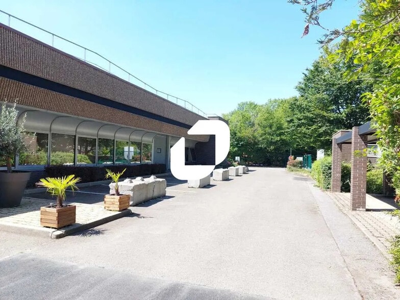 Flex in Trappes for lease - Building Photo - Image 1 of 11