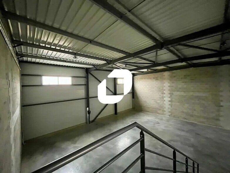 Flex in Chassieu for lease - Interior Photo - Image 3 of 15