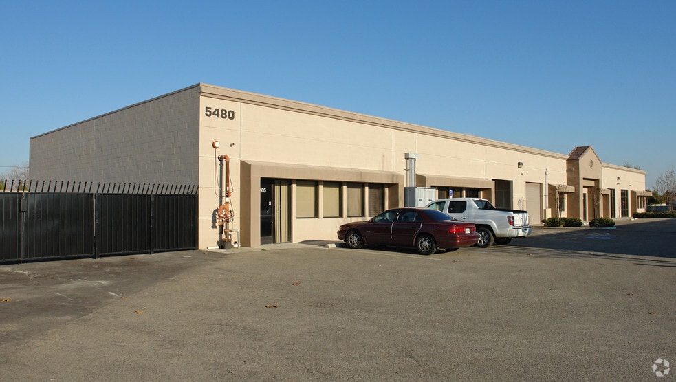 5480 W Spruce Ave, Fresno, CA à louer - Photo principale - Image 2 de 3