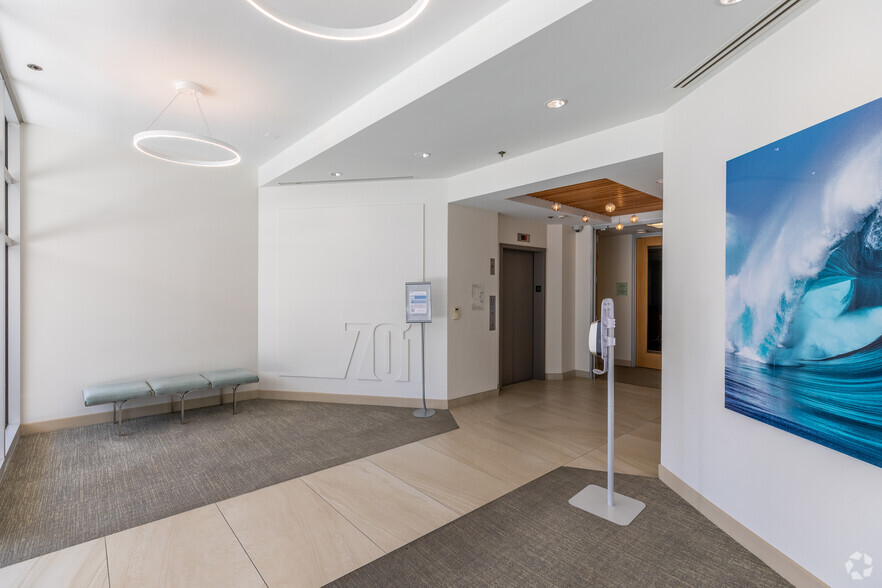 701 Palomar Airport Rd, Carlsbad, CA for lease - Lobby - Image 3 of 6