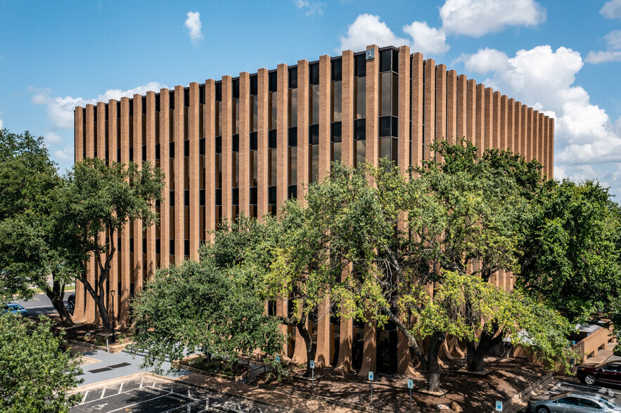 7700 Chevy Chase Dr, Austin, TX à louer - Photo du bâtiment - Image 1 de 23