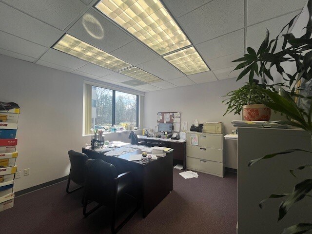 128 Radio Circle Dr, Mount Kisco, NY à louer - Photo intérieure - Image 3 de 7