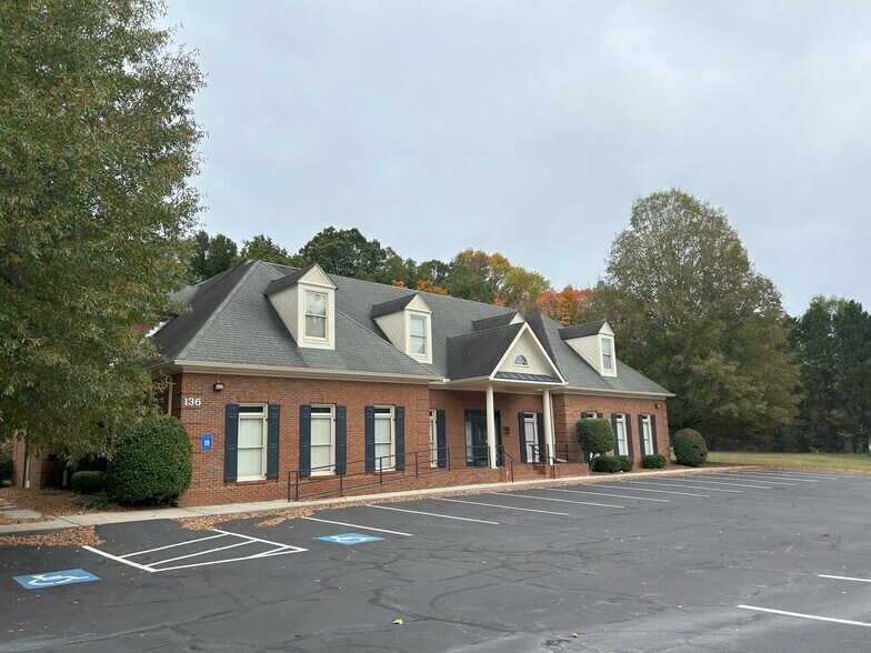 136 N Fairground St NE, Marietta, GA à vendre - Photo du bâtiment - Image 1 de 7