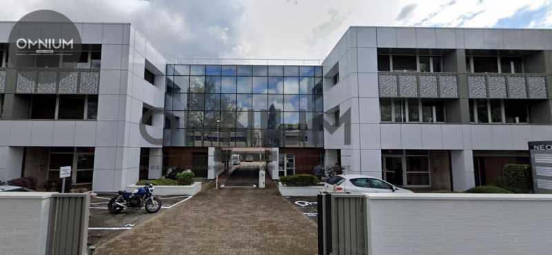 Flex in Bron for lease Building Photo- Image 1 of 8