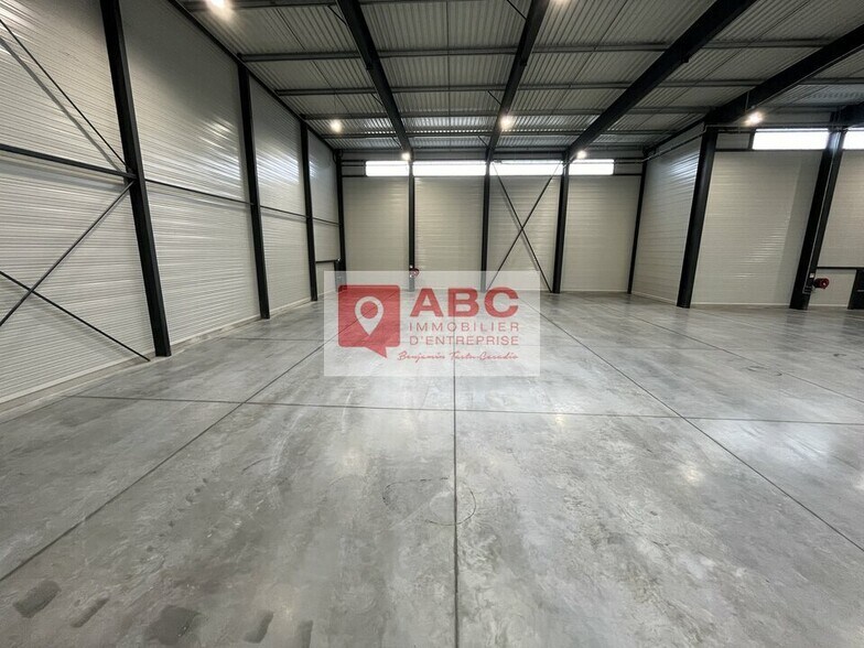 Flex in Nîmes for lease - Interior Photo - Image 1 of 10