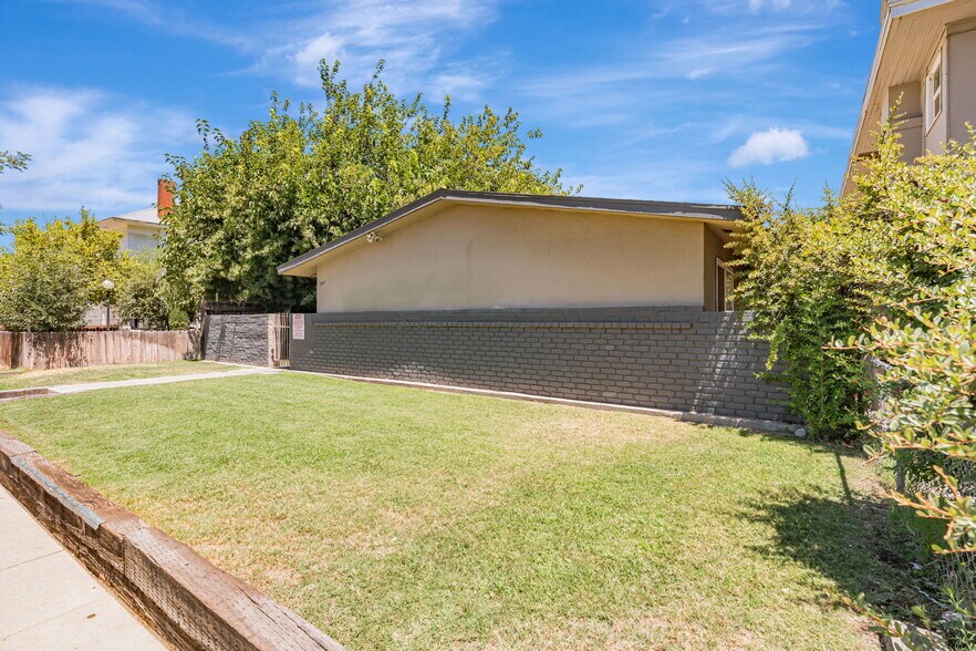 360 N Calaveras St, Fresno, CA à vendre - Photo du bâtiment - Image 3 de 24