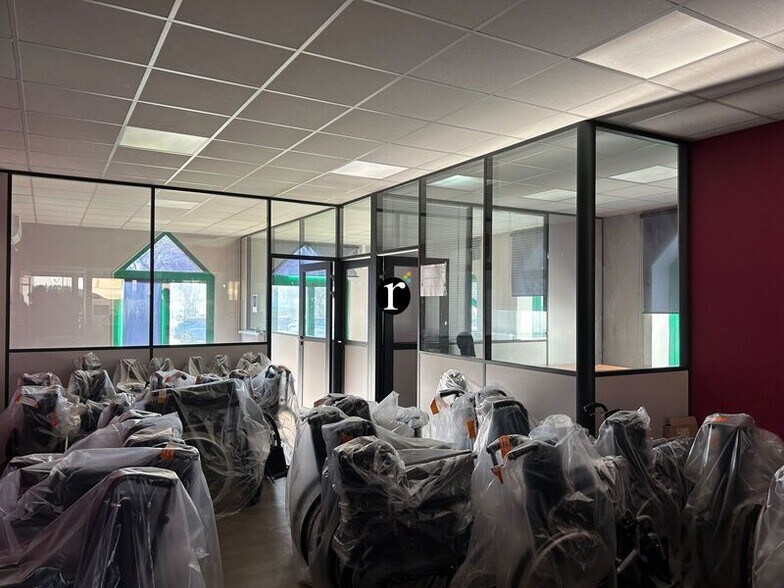 Flex in Lezennes for lease - Interior Photo - Image 2 of 4