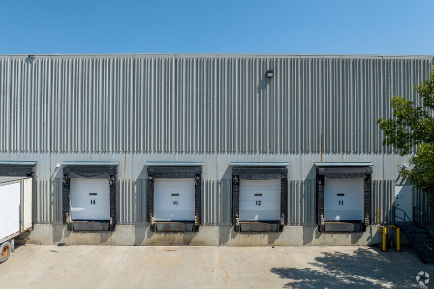 2726 45th Ave SE, Calgary, AB à louer - Photo du bâtiment - Image 3 de 7