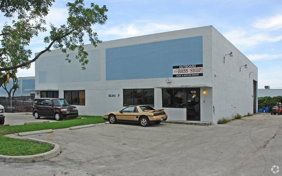 1907 NW 18th St, Pompano Beach, FL for lease - Primary Photo - Image 1 of 2