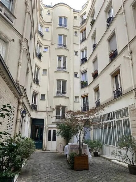 Office in Paris for sale - Building Photo - Image 1 of 18