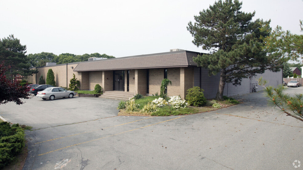 1725 Pontiac Ave, Cranston, RI à vendre - Photo du bâtiment - Image 1 de 1