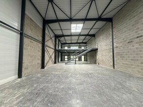 201 Avenue Franklin Roosevelt, Décines-Charpieu for lease Interior Photo- Image 1 of 1