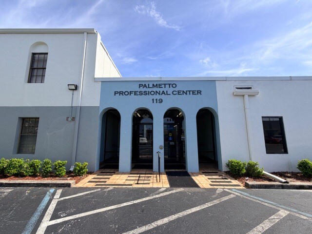 115-121 S Palmetto Ave, Daytona Beach, FL à louer - Photo du bâtiment - Image 3 de 8