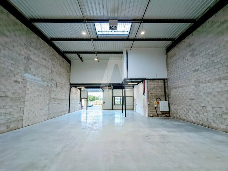 Flex in for lease - Interior Photo - Image 3 of 8