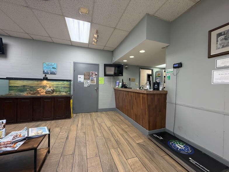 2200 W Oakland Park Blvd, Oakland Park, FL for sale - Building Photo - Image 3 of 8