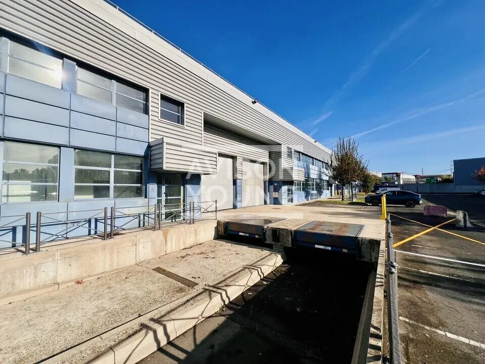 Flex in La Courneuve for lease Building Photo- Image 1 of 9