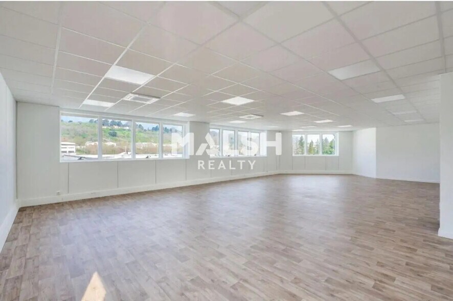 Bureau dans Saint-Genis-Laval à louer - Photo du bâtiment - Image 2 de 5