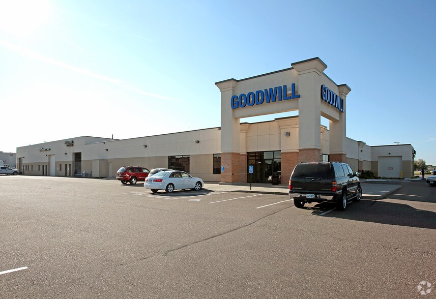 2500 Cleveland Ave N, Roseville, MN à louer - Photo du bâtiment - Image 2 de 11