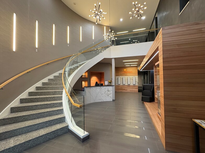 10975 El Monte St, Overland Park, KS à louer - Photo du bâtiment - Image 2 de 9