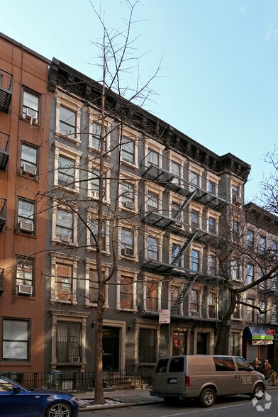 358 W 47th St, New York, NY à louer - Photo du bâtiment - Image 2 de 12